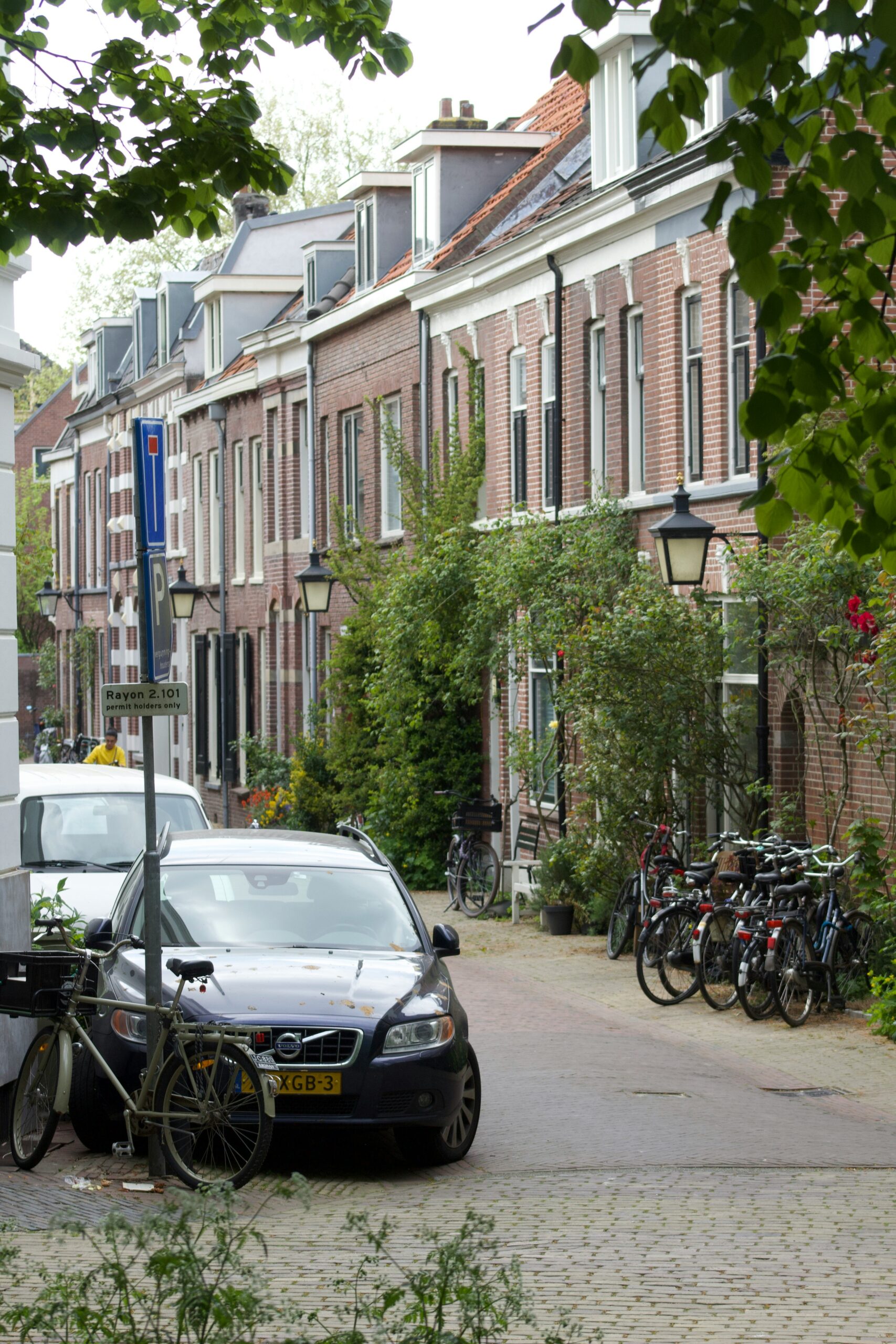 Karakteristieke straat met historische woningen in Utrecht